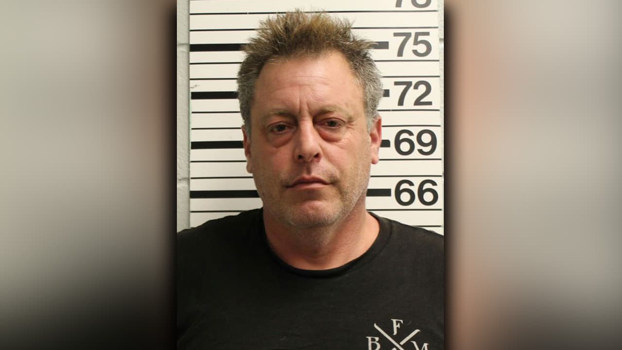 Arrestan a padre sospechoso de sujetar y arrastra a su hijo por el pavimento 
