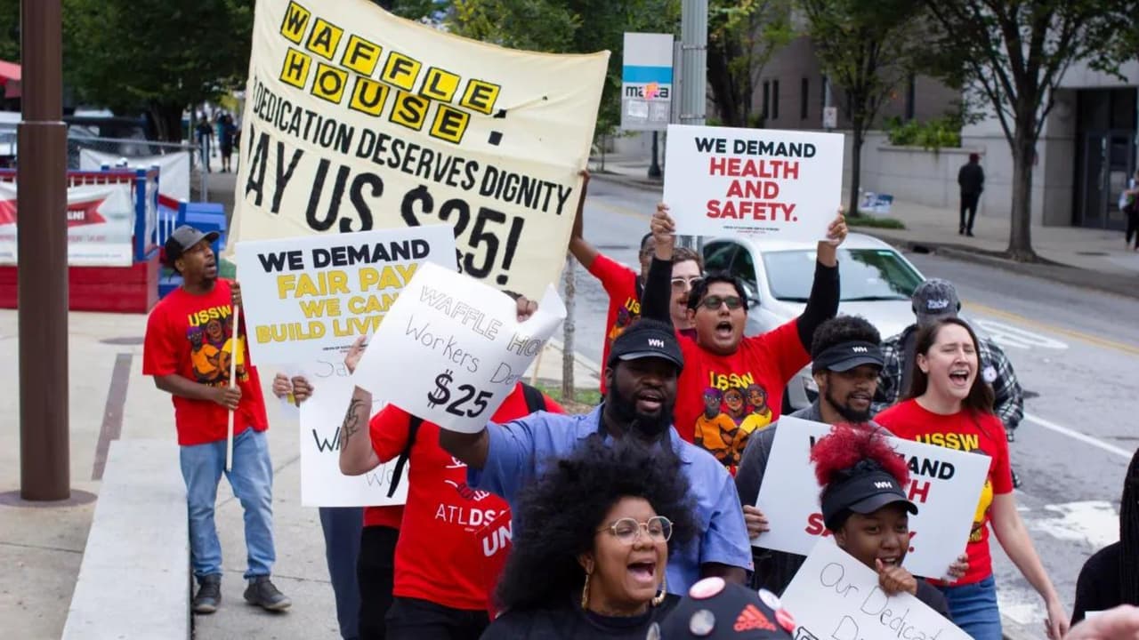 Trabajadores de Waffle House protestan frente a corporativo en Norcross; piden mayor seguridad y mejor salario 
