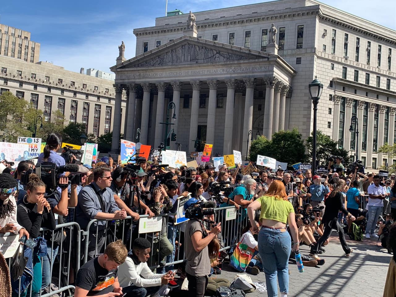 Miles protestan en Foley Square. Se espera que los manifestantes vayan hasta Battery park, donde la joven activista Greta Thunberg hablará a los presentes.