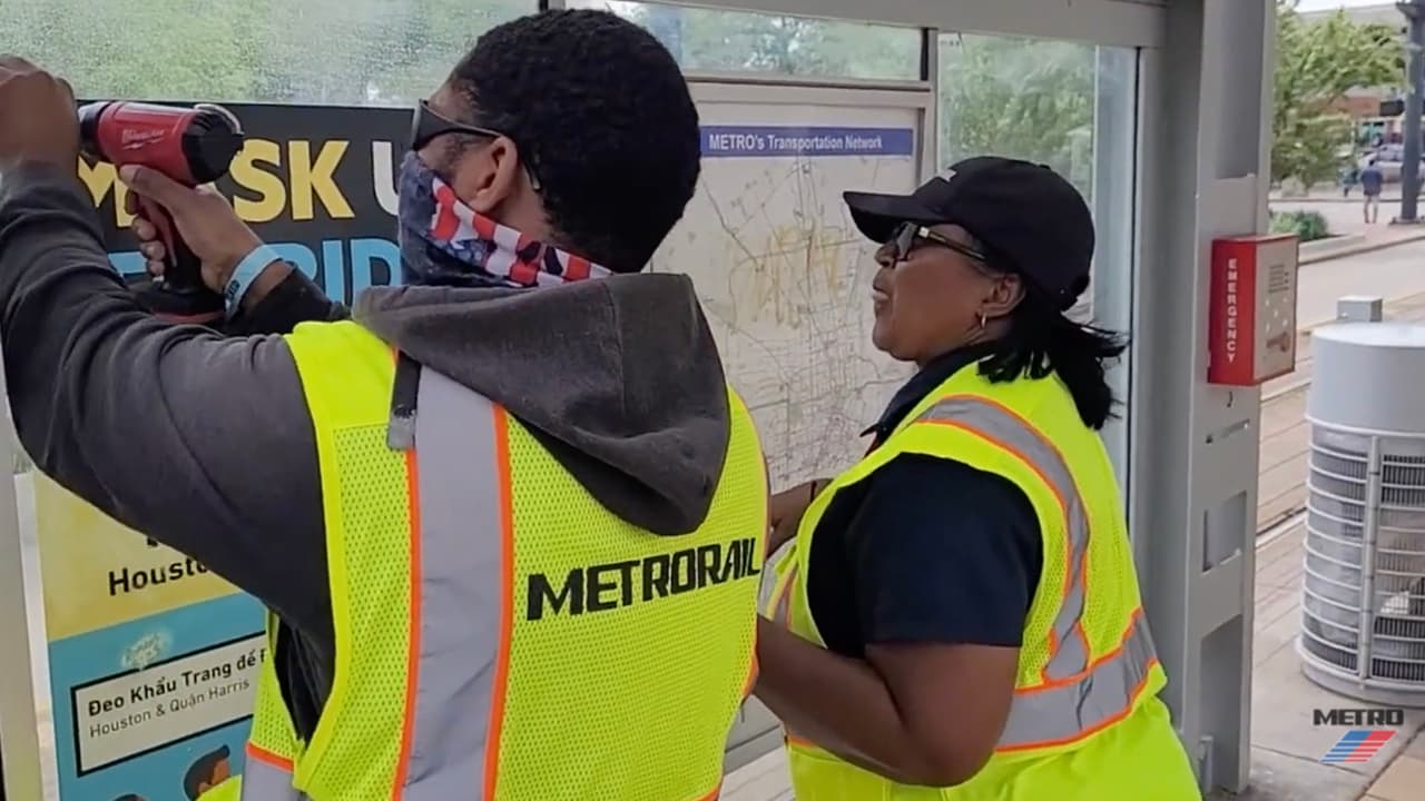 Empleados de Metro Houston han estado retirando los carteles que anunciaban el uso obligatorio de mascarillas en sus instalaciones.