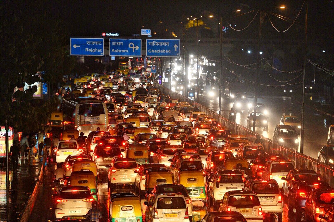 Una vista de uno de los numerosos atascos en Nueva Delhi. La tormenta de polvo seguida de fuertes lluvias hizo colapsar caminos, autopistas y provocó retrasos de cientos de vuelos.