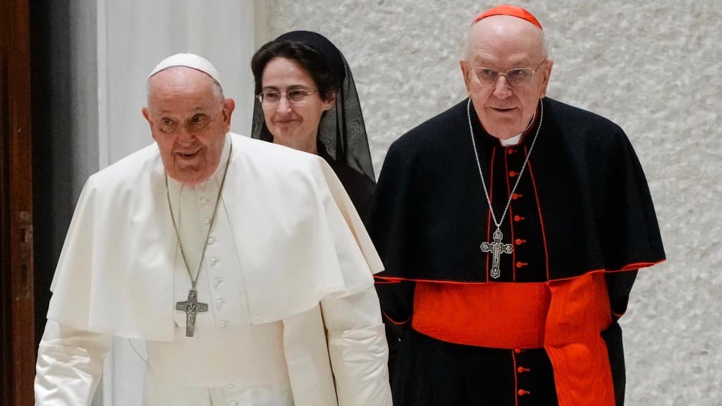 El papa Francisco, de 88 años, seguirá hospitalizado por una "situación clínica compleja", admite el Vaticano