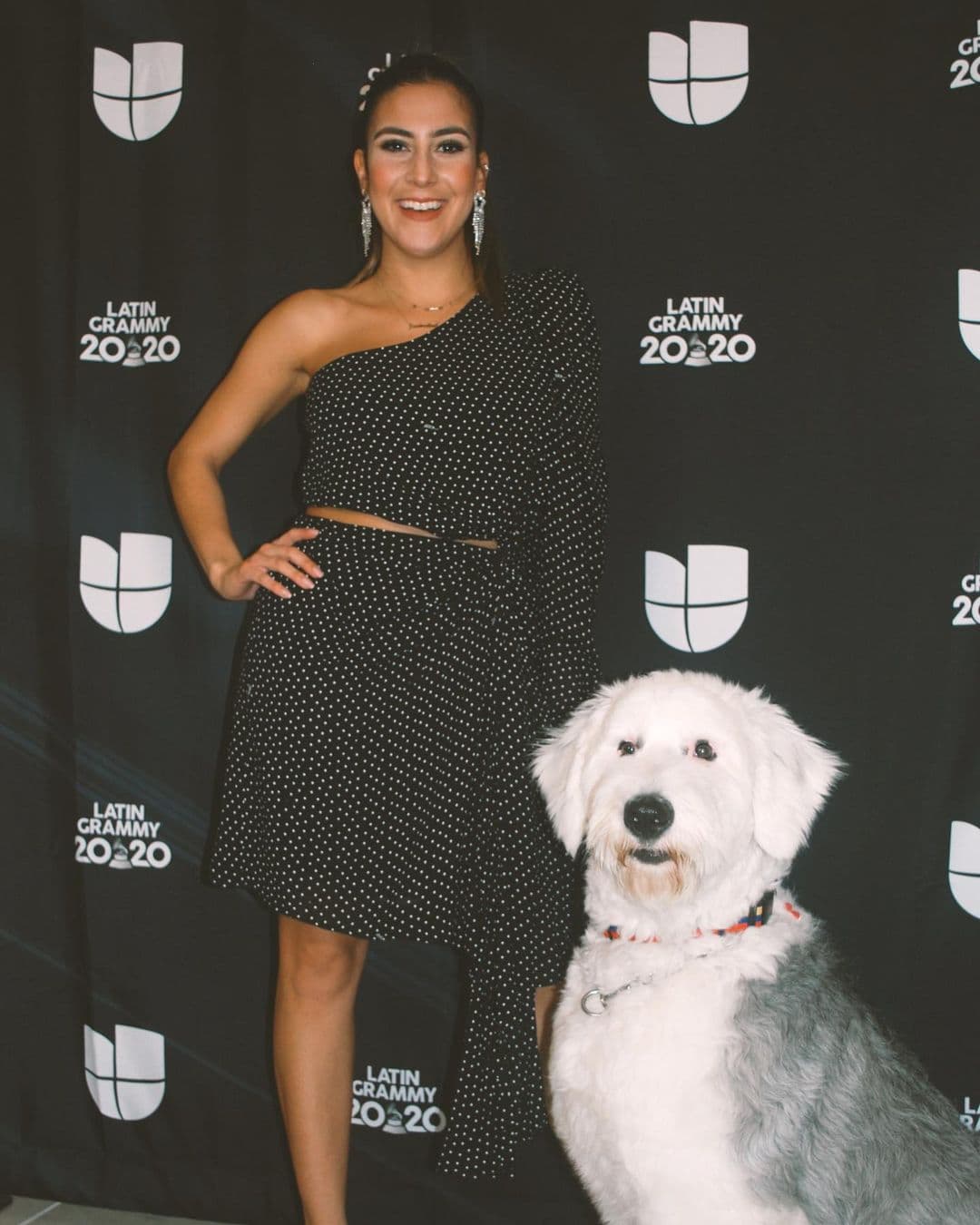 Así fue como, desde casa, algunos engalanaron la entrega y se presentaron con sus mejores atuendos. Jessi se presentó muy bien acompañada de la bella Luna, quien lució seria y elegante.