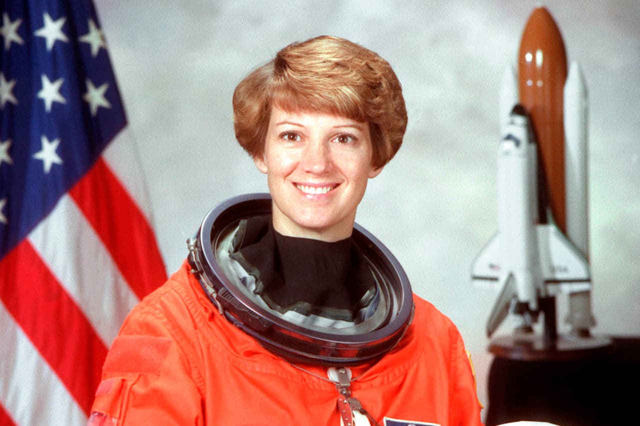 <b>Eileen M. Collins, primera comandante de un transbordador espacial. </b>Antes de liderar esa misión había sido la primera en pilotear uno de estos aparatos en el espacio. Pasó cientos de horas en órbita antes de retirarse en 2006.