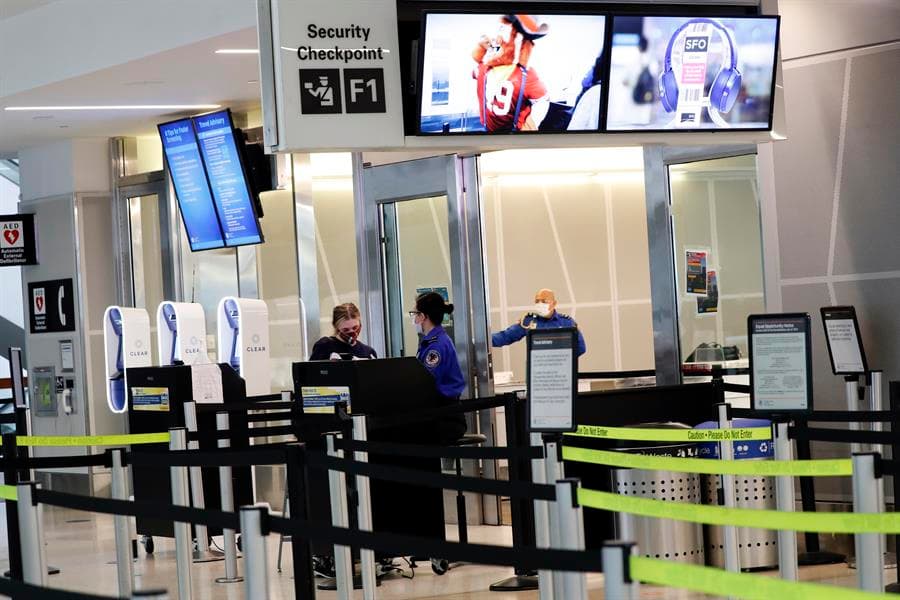 United Airlines presenta planes para suspender sin paga a 6,573 empleados en California 
