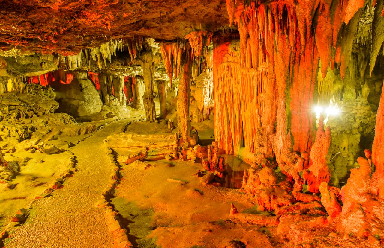 Mammoth Cave: el Parque Nacional Cueva Colosal preserva el sistema de cuevas y una parte del valle del río Green y la región de colinas en el centro y sur de Kentucky. Se trata del sistema de cuevas más largo del mundo, con más de 365 millas de pasajes trazados y medido.