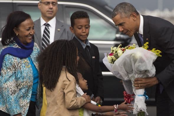 Barack Obama recibe flores a su llegada al país africano.