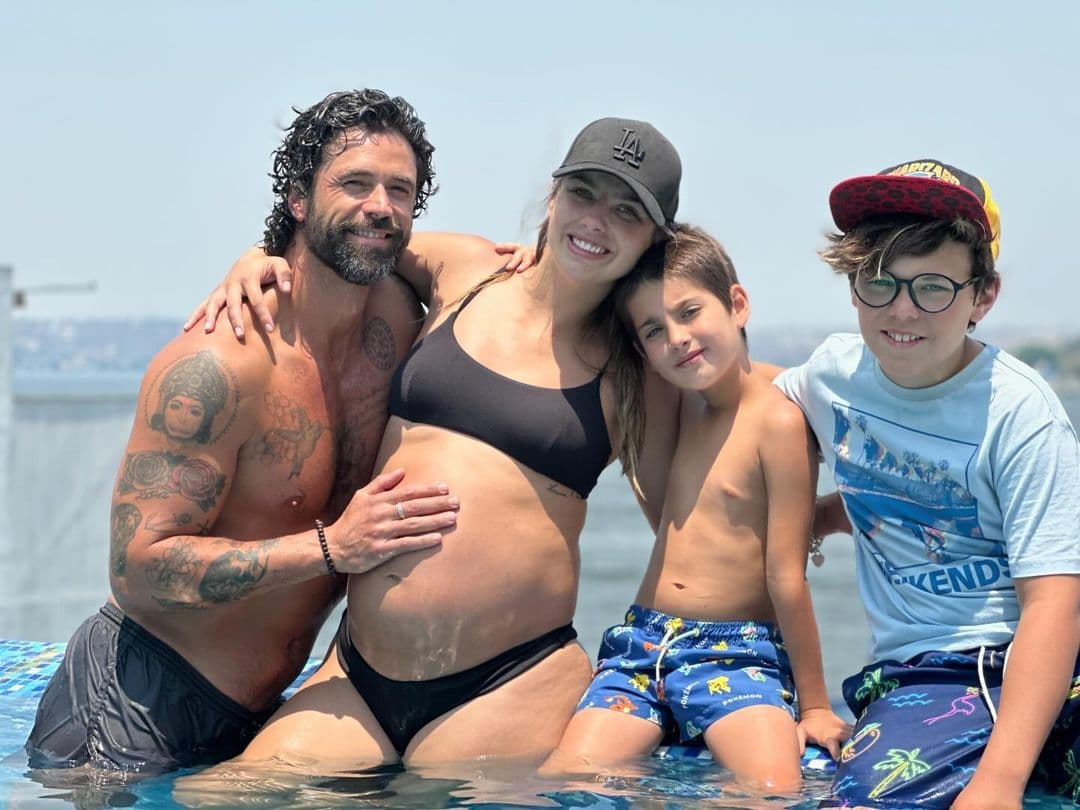 Michelle Renaud y Matías Novoa con sus hijos, Marcelo y Axel, disfrutando como familia.