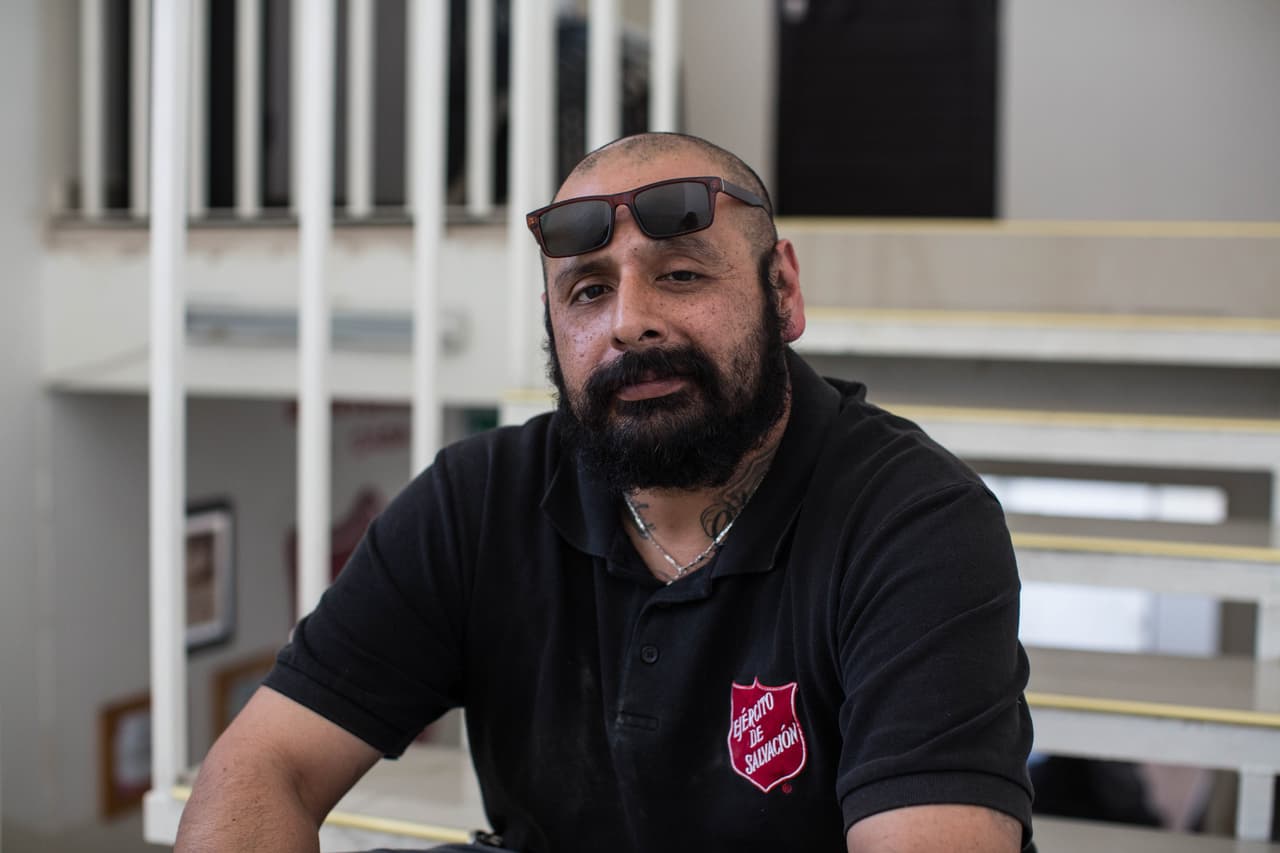 Alejandro Fonseca Velez, 42 años. Trabaja en labores de logística en un refugio del Ejército de Salvación. La única razón por la que quisiera regresar a Estados Unidos es para estar cerca de sus hijos, pero asegura que en Tijuana ya tiene una vida.