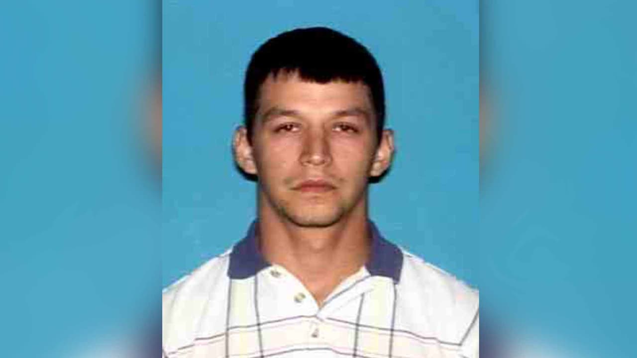 William Ray Jr. Burton es buscado por agresión sexual agravada contra un niño menor de 14 años.