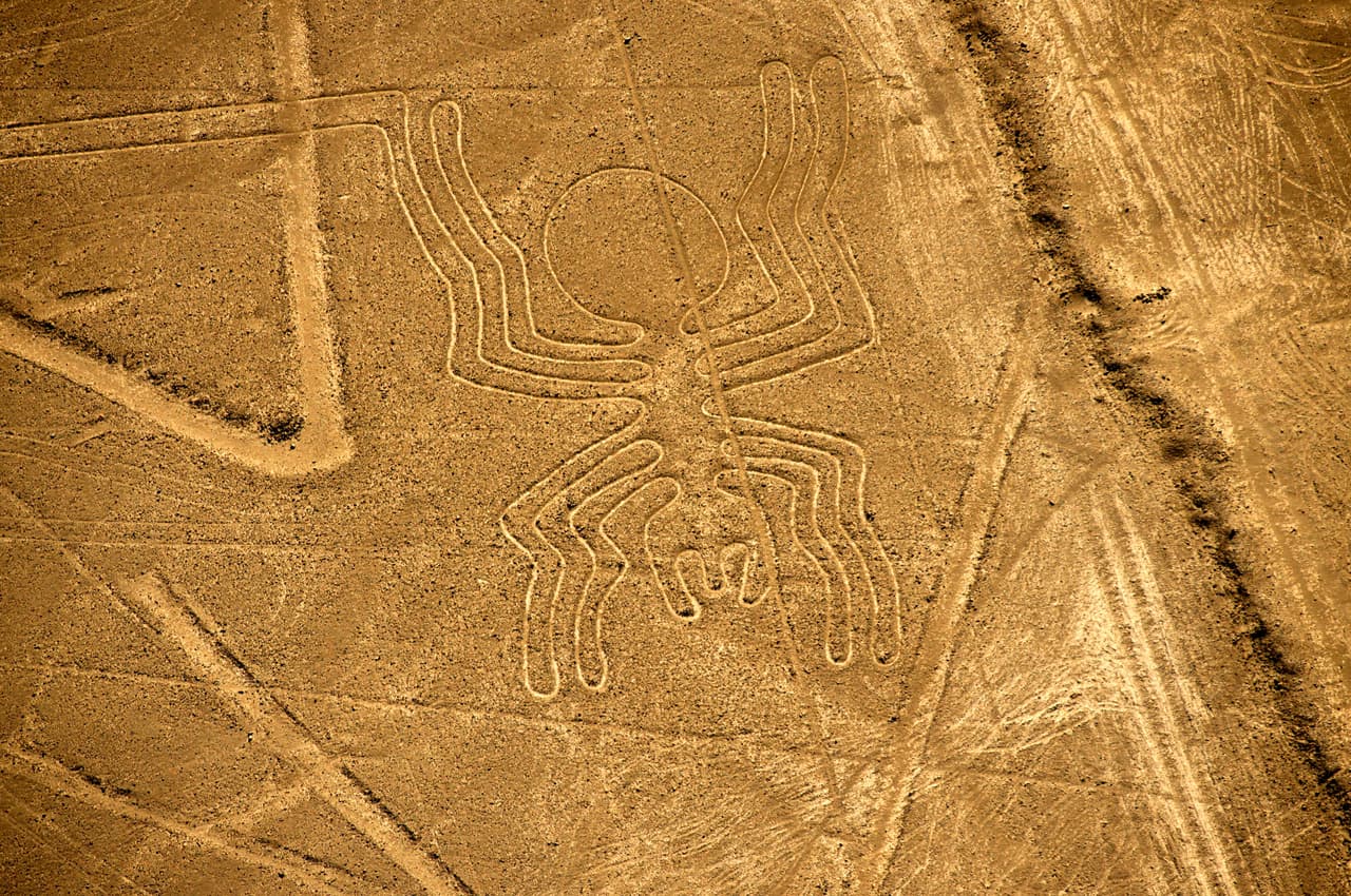 <b>Las líneas de Nasca, Perú</b>. 
<br>
<br>Estos enormes geoglifos grabados a mano hace unos 2,000 años se consideran una de las maravillas más enigmáticas del planeta. Ubicadas en las llanuras del sur de Perú, los dibujos representan una compleja variedad de formas animales, humanas y geométricas, algunas de aproximadamente 1,000 pies de largo. Están esparcidas en 170 millas cuadradas de desierto árido, como si fuera una antigua y compleja instalación artística. 
<br>
