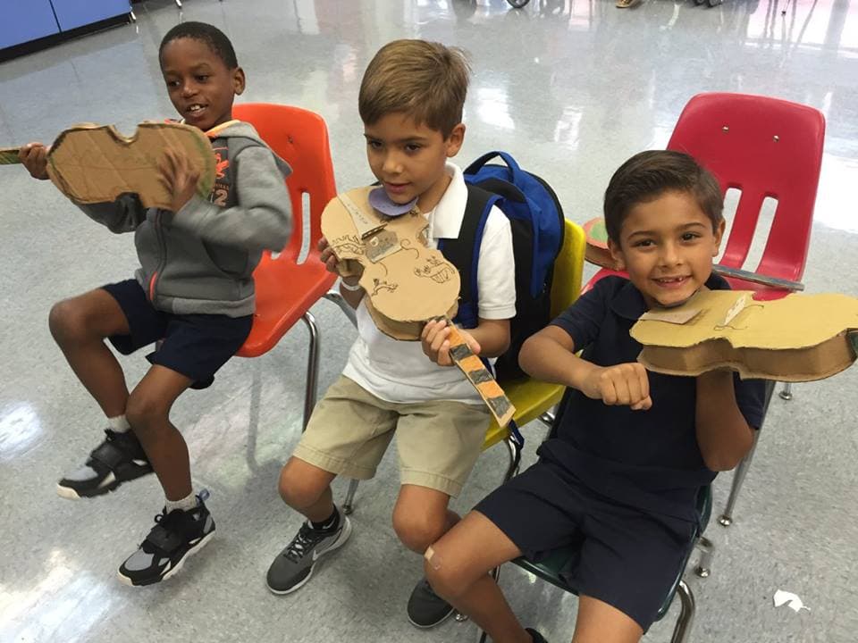 Niños de Miami aprenden música en centro inspirado en El Sistema venezolano
