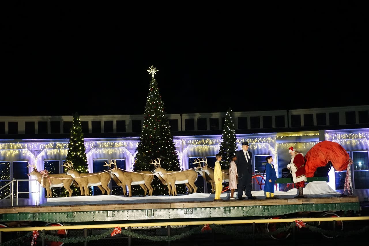 The Polar Express Train Ride ofrece la experiencia de teatro disfrutar de teatro en vivo y viajar en tren al mismo tiempo.