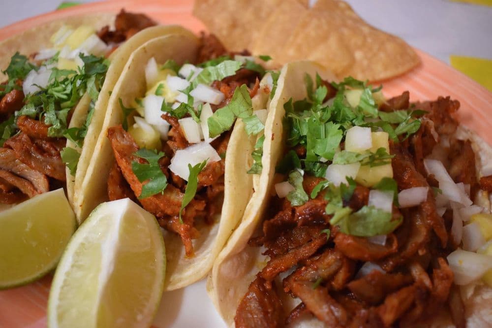 <b>El Rancho Viejo</b>
<br>Dirección: 942 S 5th St. Philadelphia, PA. 19147
<br>Teléfono: (215) 644-8735
<br>Sitio web: 
<a href="https://el-rancho-viejo.business.site/">https://el-rancho-viejo.business.site/</a> 
<br>
<b><a href="https://www.yelp.com/map/el-rancho-viejo-philadelphia">Cómo llegar</a></b>
<br>
<br>En Yelp, una usuaria dijo: “Impresionante lugar de tacos. Me aseguro de recomendar este lugar a todos mis amigos que anhelan tacos en Filadelfia”.