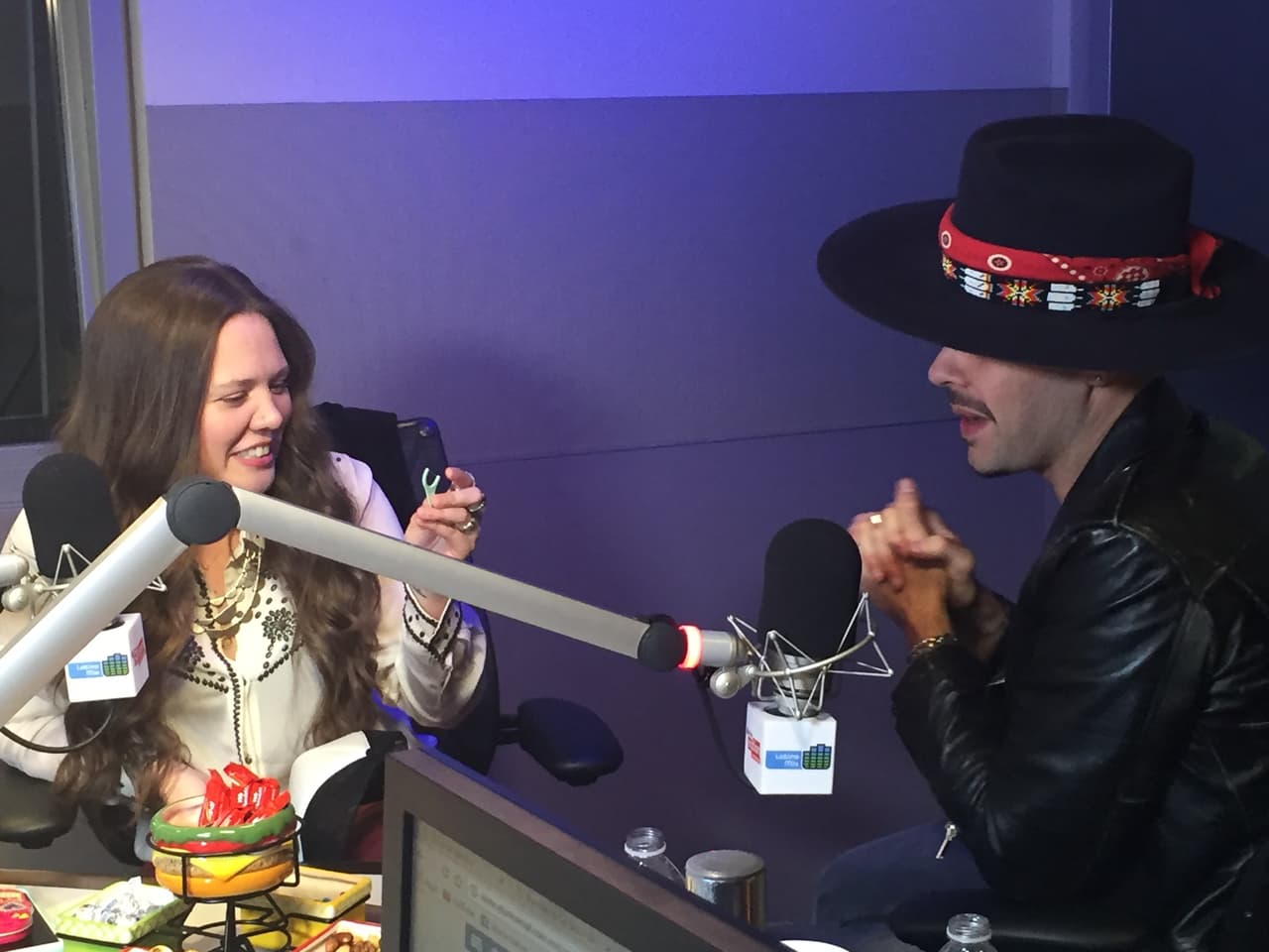 Los hermanos Jesse y Joy pasaron por los estudios de Uforia Nation para platicar con Pancho y Rene. Sin imaginar que Calibre 50 los iba a sorprender.