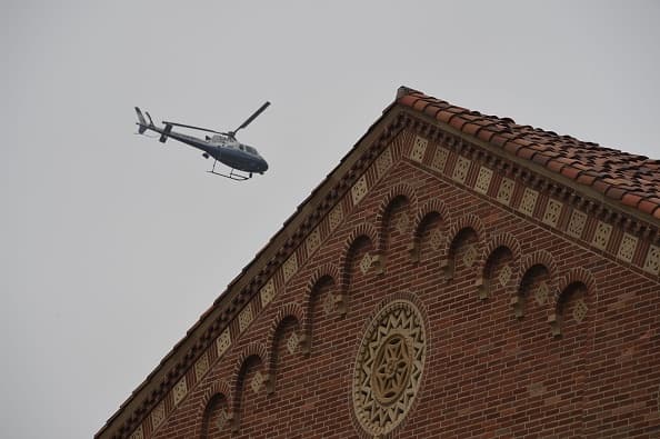 Miembros del Departamento de Policía de Los Ángeles (LAPD) , equipos de tácticas especiales y agentes del orden fueron movilizados a la universidad.