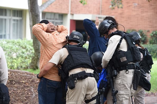 Luego de casi dos horas, los oficiales verificaron que dos personas habían perecido y que el incidente se trataba de un aparente homicidio y suicidio.