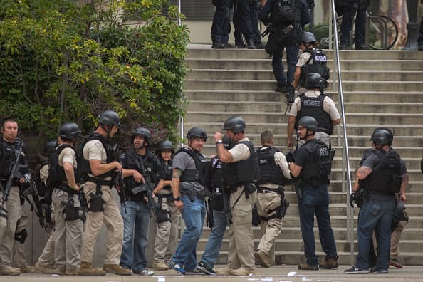 Centenares de agentes de LAPD y la policía universitaria, equipos de desactivación de explosivos, patrullas de asalto SWAT, y oficiales del FBI coordinaron la operación de búsqueda.