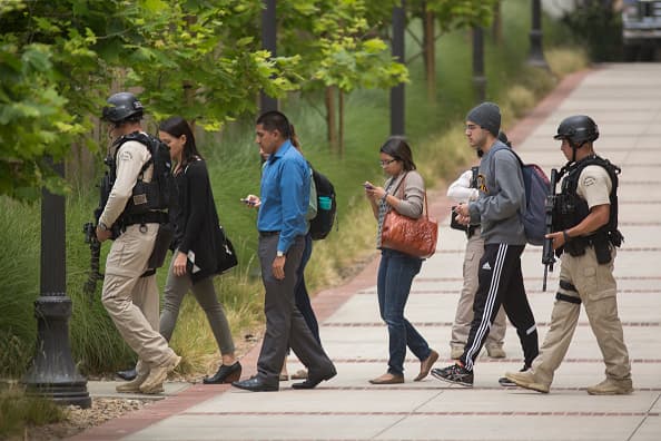 El jefe del LAPD Charlie Beck confirmó durante una rueda de prensa que la búsqueda por el presunto pistolero había concluido y que dos personas habían fallecido.