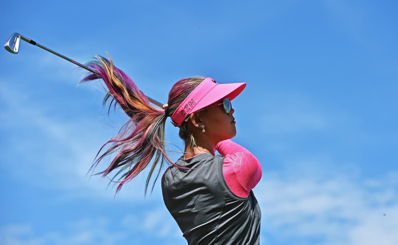 Las chicas deportistas también tienen estilo. La golfista de Hawaii,
<b>Michelle Wie</b>, hace un año se pintó de mil colores su larga cabellera.