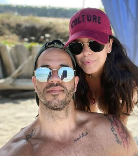 Y en esta misión, como en todas, tiene como cómplice a su esposa Julianna.