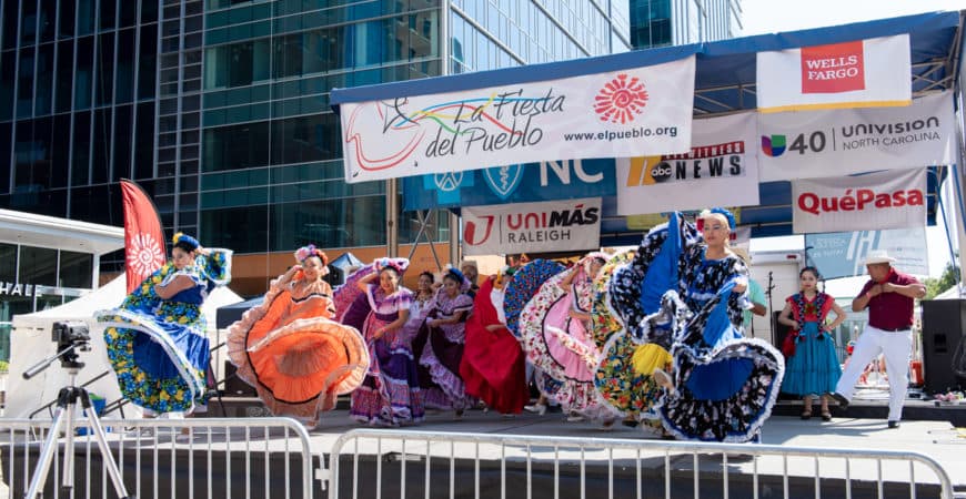 <b>Evento</b>: La Fiesta del Pueblo 2023
<br>
<b>Fecha</b>: 17 de septiembre
<br>
<b>Lugar</b>: Fayetteville St. Raleigh, NC. 27601
<br>
<b>Sitio web</b>:
<a href="https://elpueblo.org/fiesta/">https://elpueblo.org/fiesta/</a>
<br>
<br>La Fiesta del Pueblo es el festival de cultura latinoamericana más grande y diverso de área del Triángulo, que presenta espectáculos de música y danza en vivo, exhibiciones de arte visual y folclórico, puestos educativos y actividades para toda la familia.