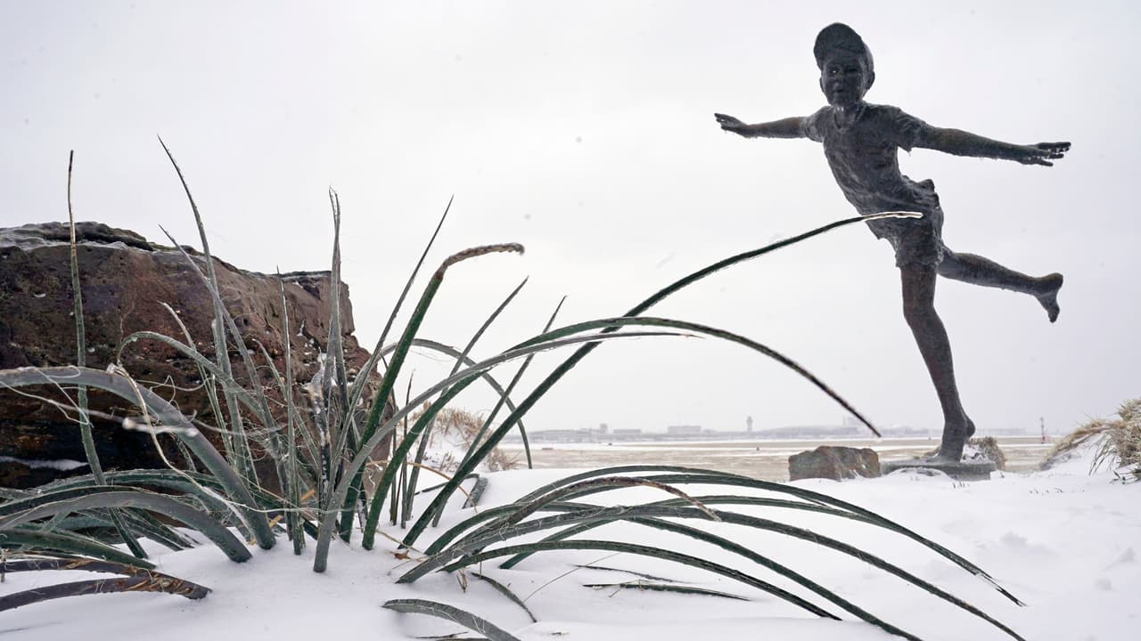 La nieve y el hielo cubren el suelo y una escultura en el área de observación del Aeropuerto Internacional de Dallas Fort Worth en Grapevine, Texas, el jueves 3 de febrero de 2022.