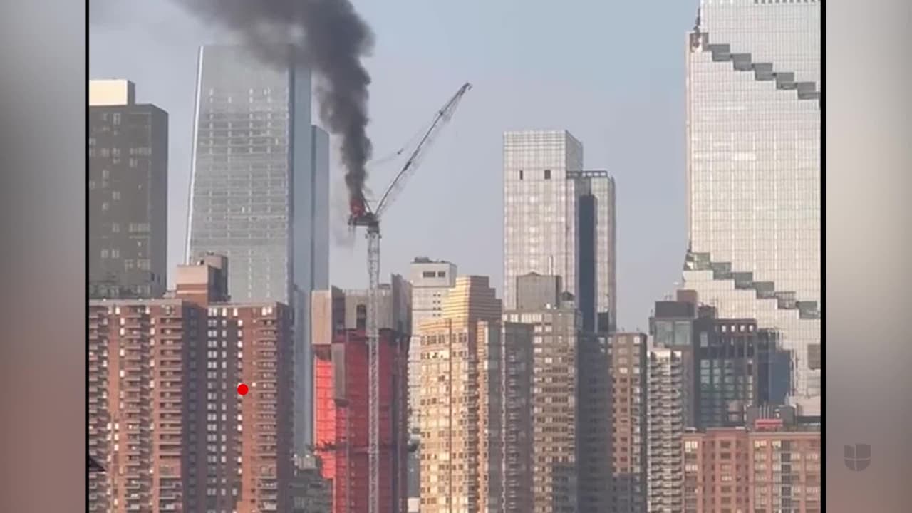 Una grúa que trabajaba en edificio en construcción se incendió la mañana de este miércoles y colapsó dañando edificios y dejando seis personas lesionadas, en Manhattan. Accidente provoca el cierre de la zona.