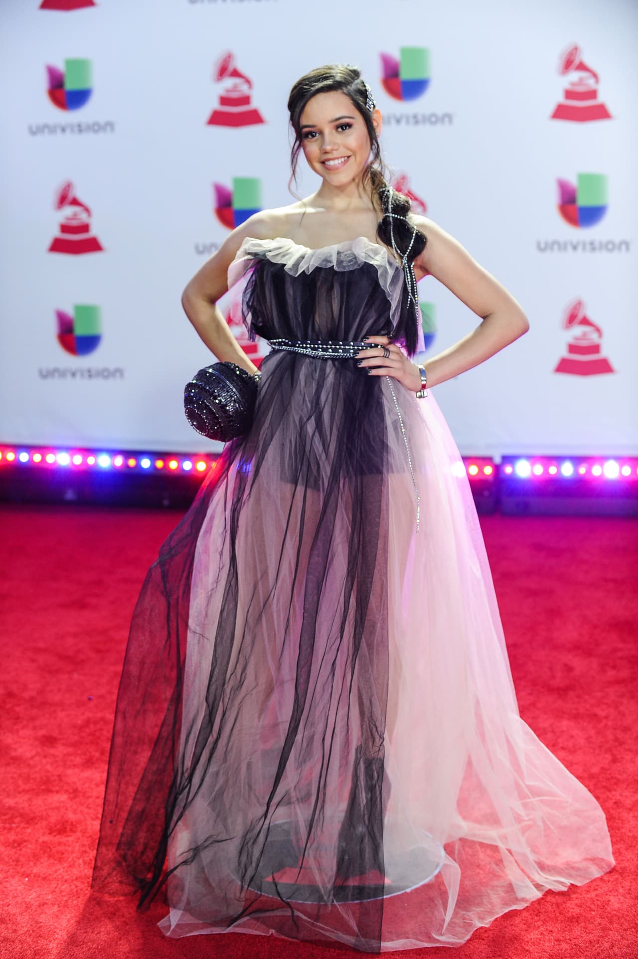 Jenna Ortega desfiló por la alfombra roja con este vestido de tul y un singular bolso con forma de esfera.