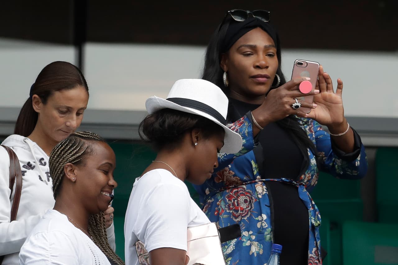 Serena se mantiene atenta de su hermana mayor, Venus, la Williams que se mantiene en competencia mientras ella lleva su maternidad.
