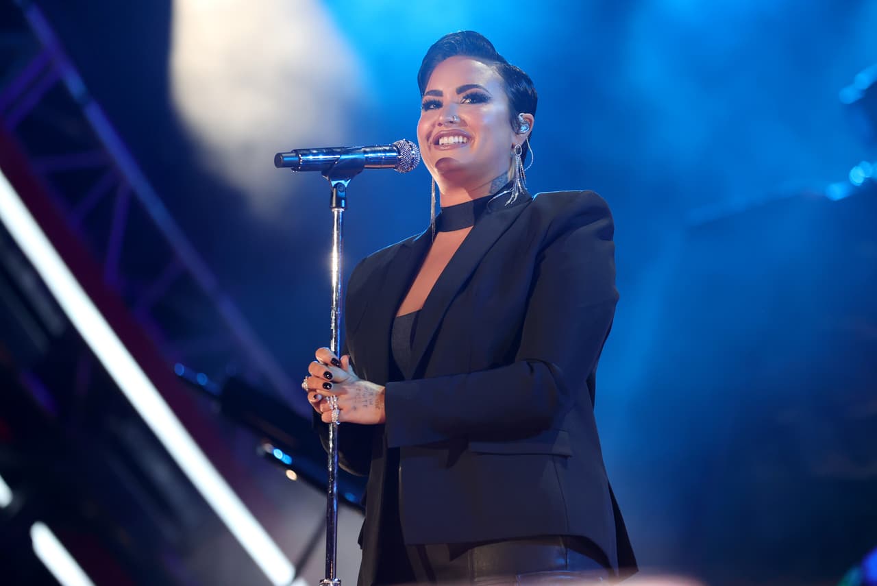En agosto de 2022, 
<b>Demi</b> cumple 30 años con una larga carrera artística detrás y algunos 
<a href="https://www.univision.com/famosos/famosas-cambio-look-radical">cambios de look “radicales”</a>.