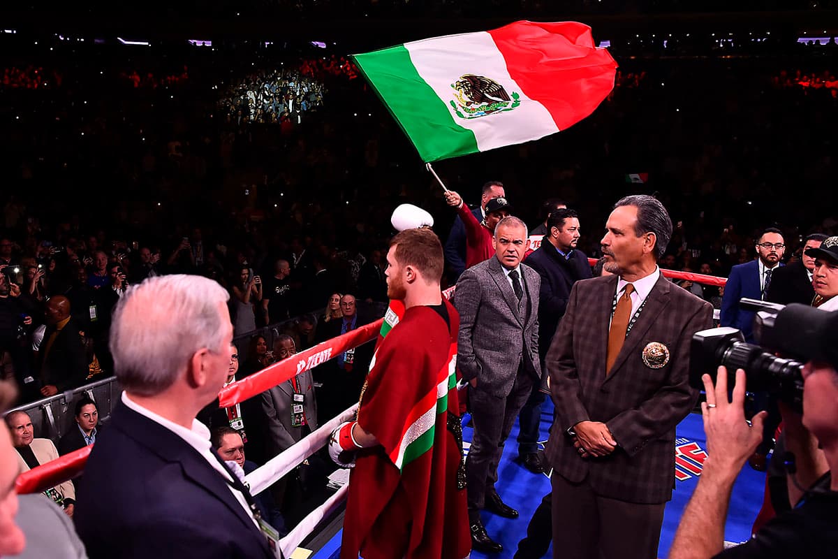 'Canelo' y su saludo a la afición mexicana que lo acompañó en gran número en Nueva York.