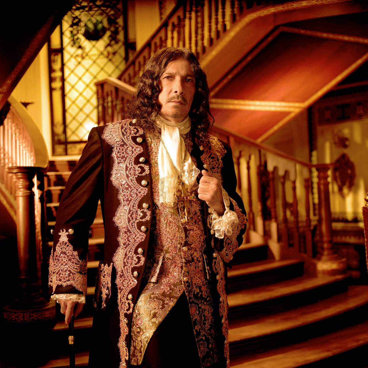 <a href="http://www.univision.com/temas/juan-ferrara"><b>Juan Ferrara</b> </a>interpretó al villano 'Jorge Mancera', quien gracias a su poder trató de abusar de 'Camila', marcando su vida de una manera terrible.