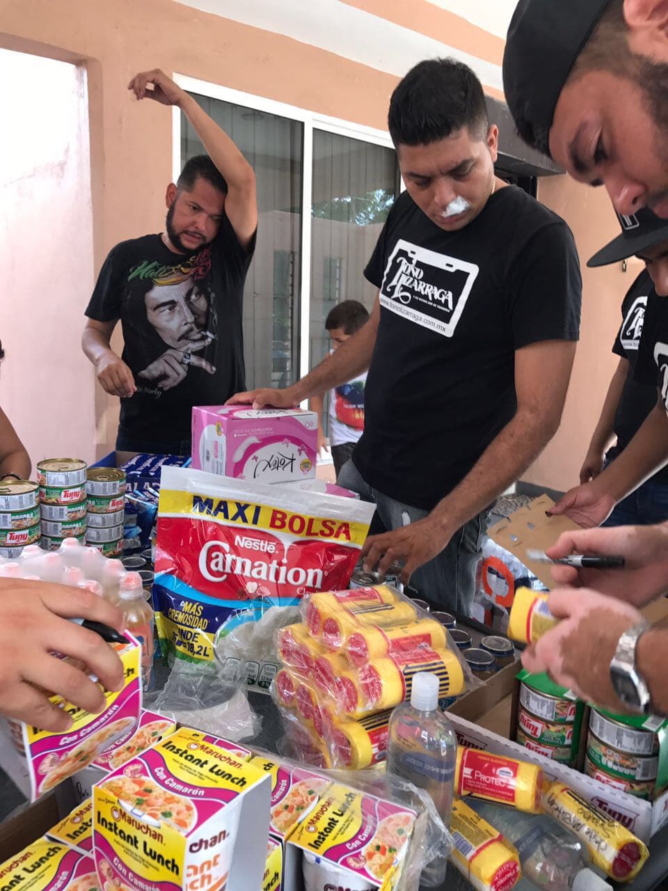 Toño Lizárraga y sus compañeros hicieron un recuento de lo que reunieron y emocionados comentaron que se sentían felices de ayudar a sus paisanos de la capital del país y del interior de la República.