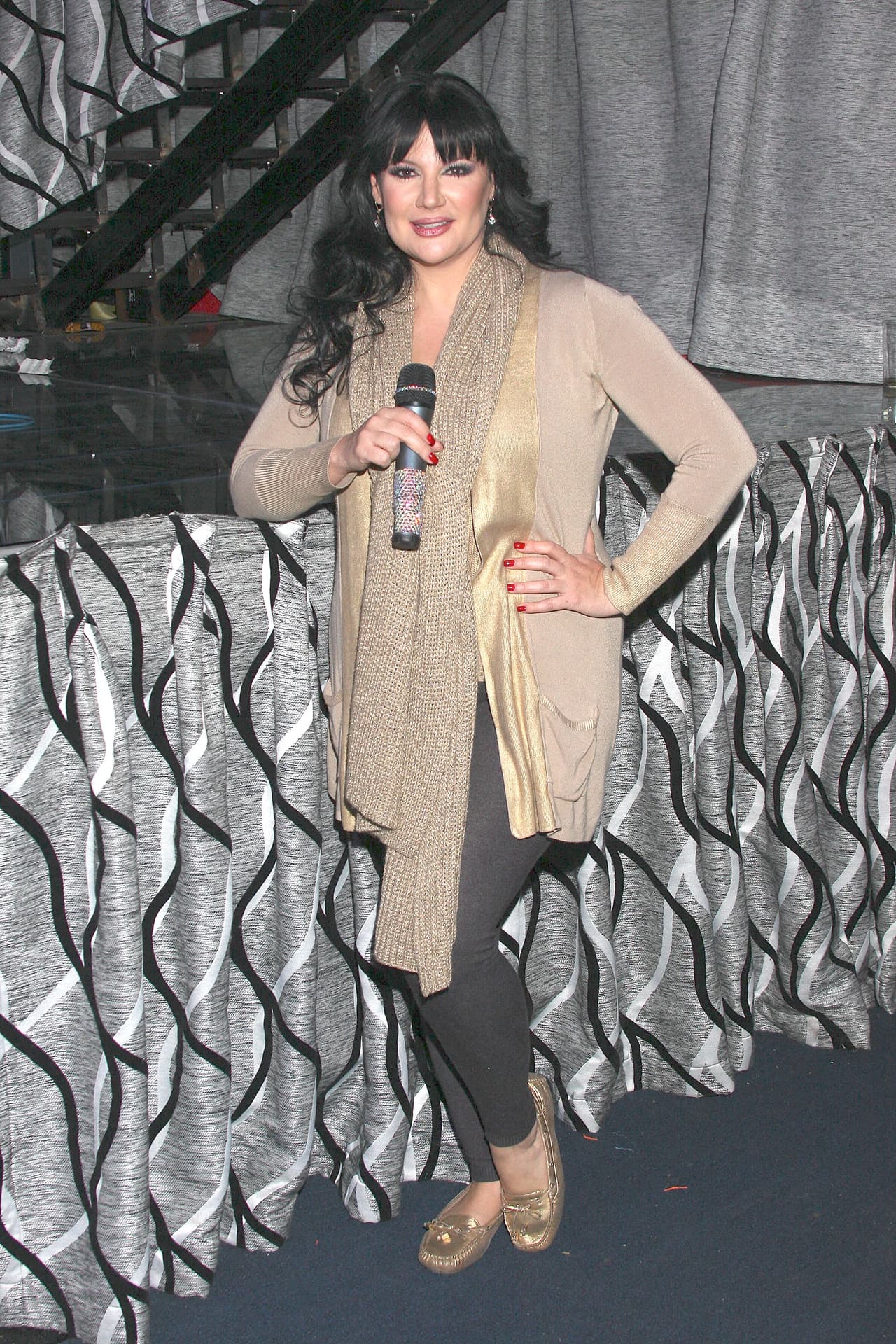 Tuve yo un sueño revelador con
<b>María Félix</b>. En el sueño ella se presentó frente a mí y me dijo: ‘Alejandra, tú eres la siguiente Diva mexicana’. Me explicó diversas actitudes de la vida cotidiana y la diferencia entre una mujer 'normal' y una verdadera 'Diva'", dijo la actriz a la revista 'TVNotas'.