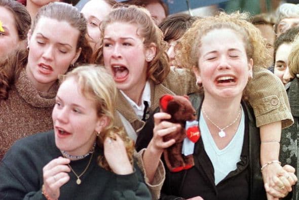 Y no sólo de las londinenses, aquí un grupo de jovencitas de Canadá grita al arribo de William y Harry a su país.