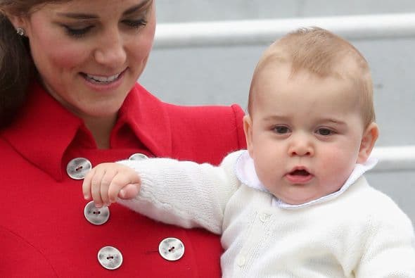 La Duquesa cargó al pequeño desde que bajaron del avión.
