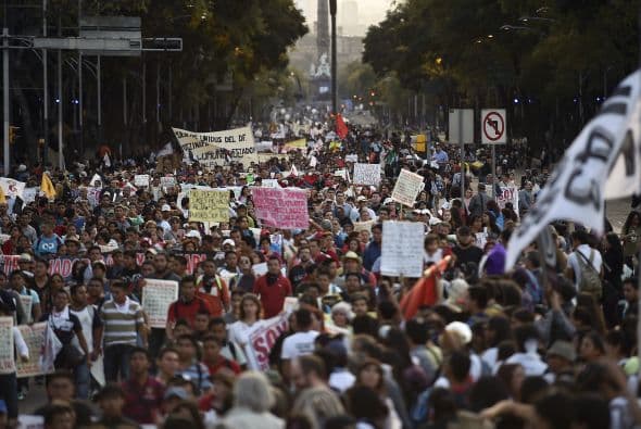 Asistieron alrededor de 60 mil personas. Partieron de Los Pinos hacia el Zócalo de la capital.