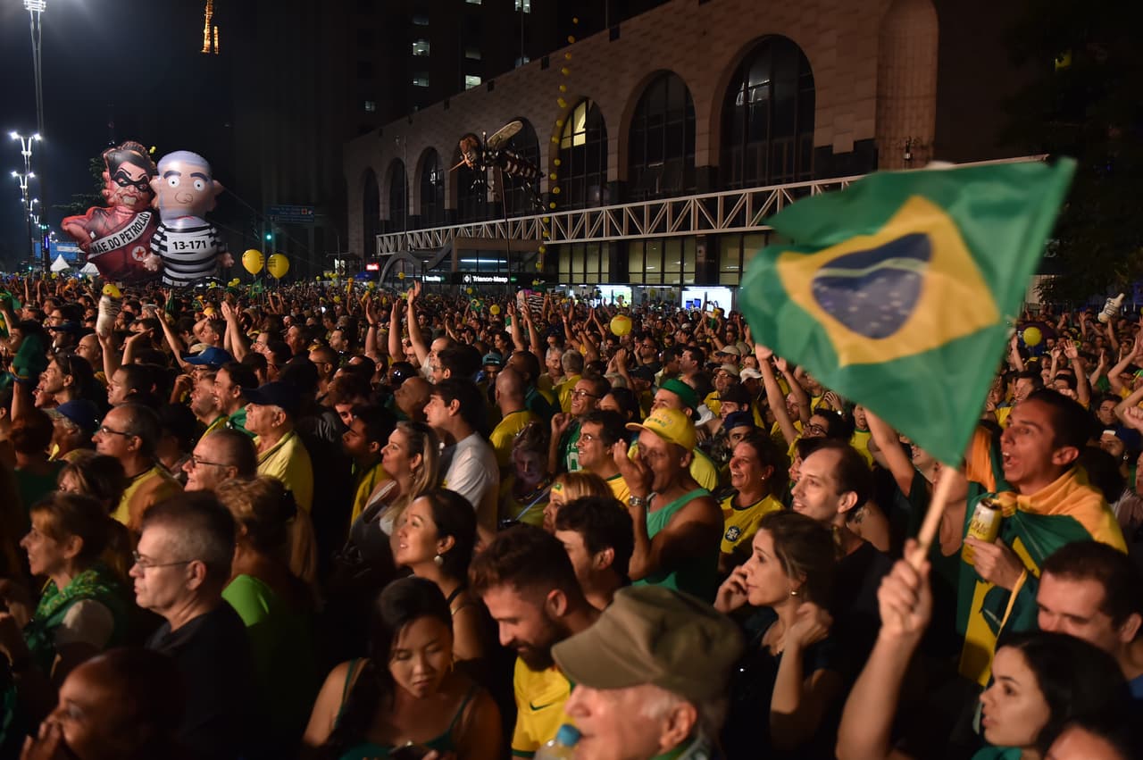 En las calles de Brasil, la votación se vivió como si fuera un partido de fútbol donde los detractores de la presidenta celebraban cada "sí" al juicio político.