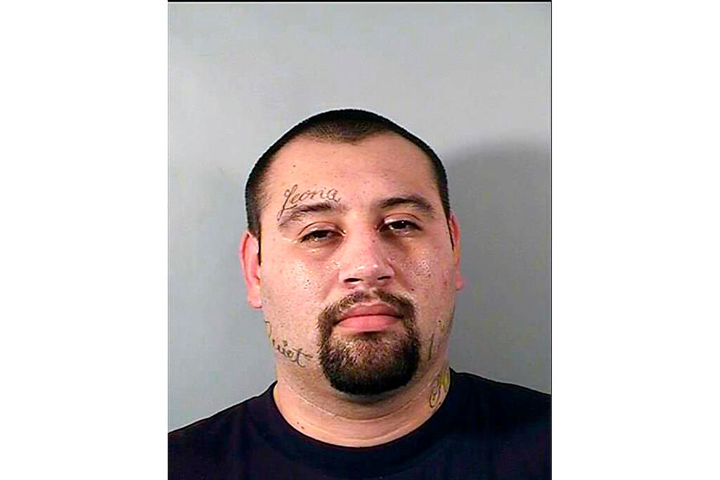 De acuerdo con reportes, el hombre que asesinó a los dos oficiales, Justin William Flores, 35, tenía un largo historial criminal que incluían actividades de pandillas. En 2021 había sido arrestado por porte ilegal de armas y posesión de drogas.