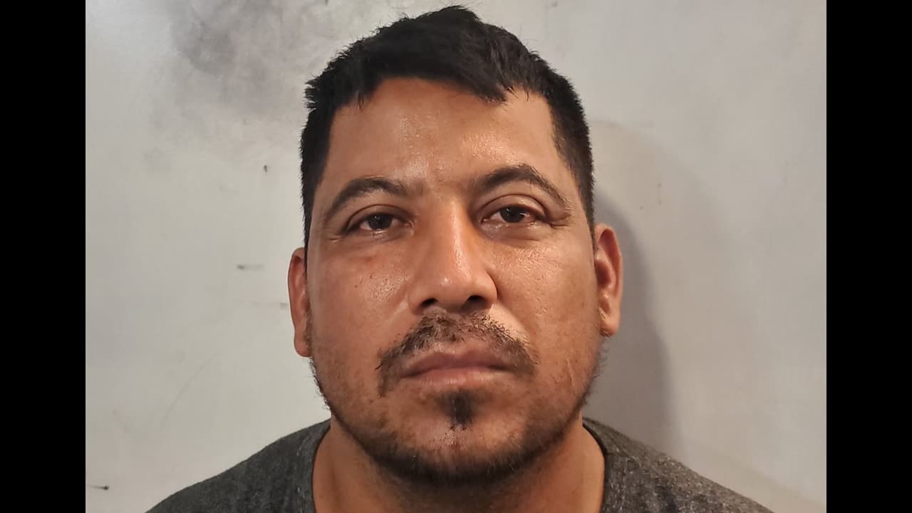 Este migrante mexicano había sido previamente deportado, ahora enfrenta cargos criminales después de cruzar la frontera ilegalmente. Manuel López-Castillo fue arrestado por agentes de la Estación Casa Grande cerca de Sells. En febrero, fue condenado por delito grave de conducta sexual con un menor en Carolina del Sur.