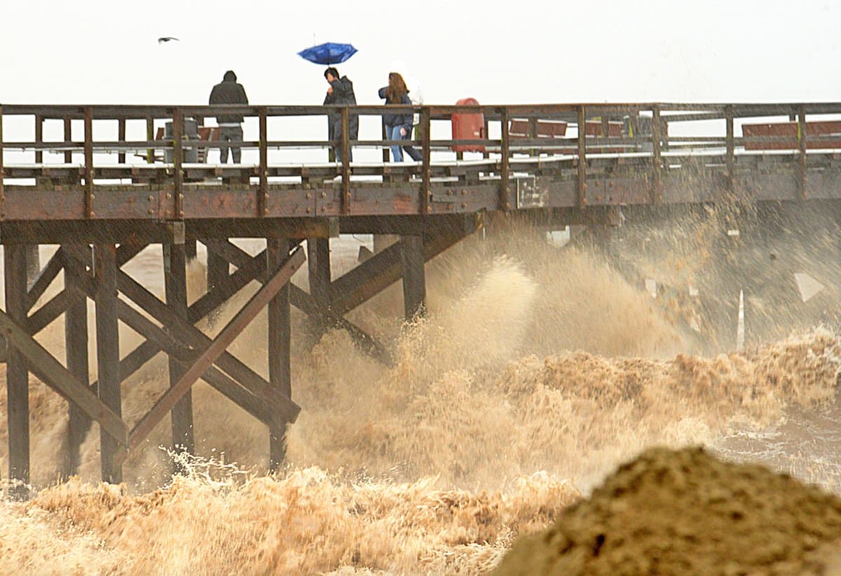 Fuerte oleaje en el muelle de Goleta.