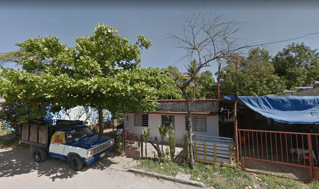 Según la familia Hernández y sus vecinos, la intención fue excavar un pozo profundo para instalar una planta purificadora de agua. "Aquí no hay ni ductos ni nada, es zona libre. Primero empezó a tirar agua, luego lodo y ahora salió petróleo", narró a la agencia Efe Óscar Hernández, propietario del inmueble. En la imagen, una calle del barrio donde se produjo el curioso hallazgo.