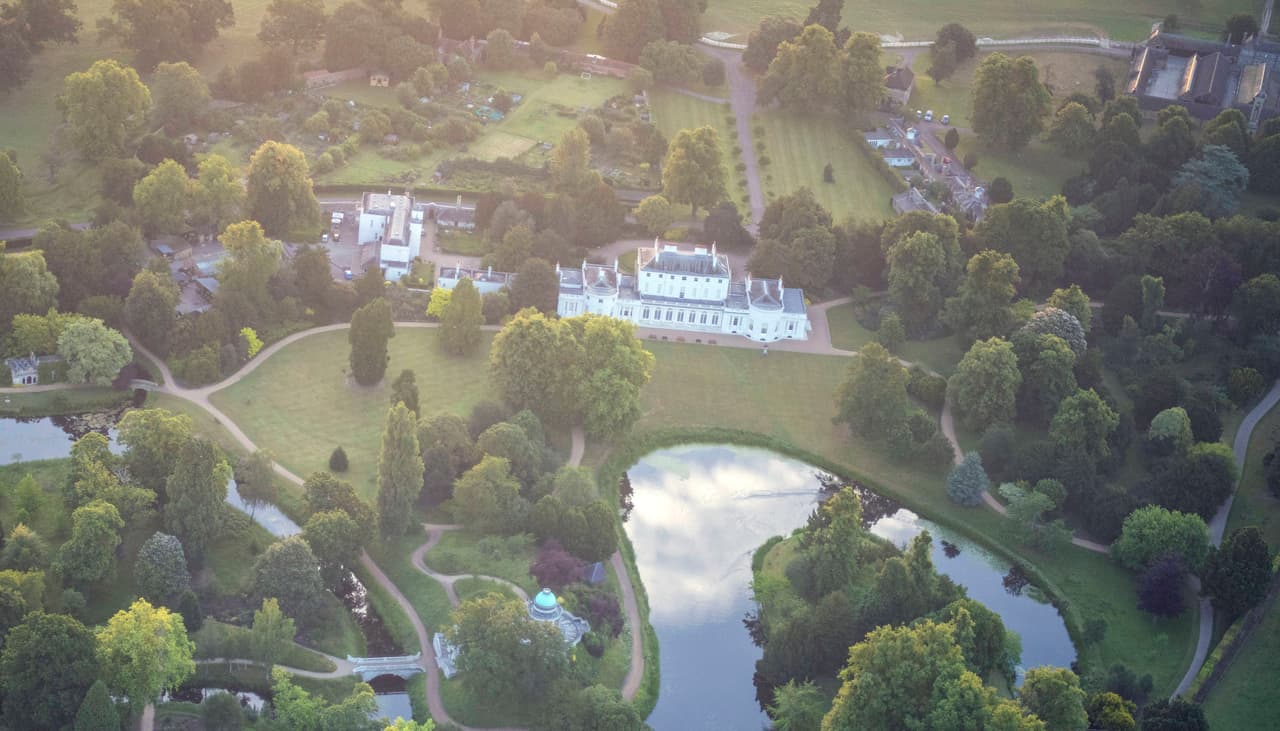 El príncipe
<b><a href="https://www.univision.com/entretenimiento/realeza/en-fotos-la-mansion-por-la-que-meghan-markle-y-el-principe-harry-dejan-el-palacio-de-kensington-fotos">Harry y Meghan Markle escogieron esta propiedad</a></b>, en vez de vivir en el palacio de Kensington, en un departamento adjunto al del príncipe William, Kate Middleton y sus tres hijos.