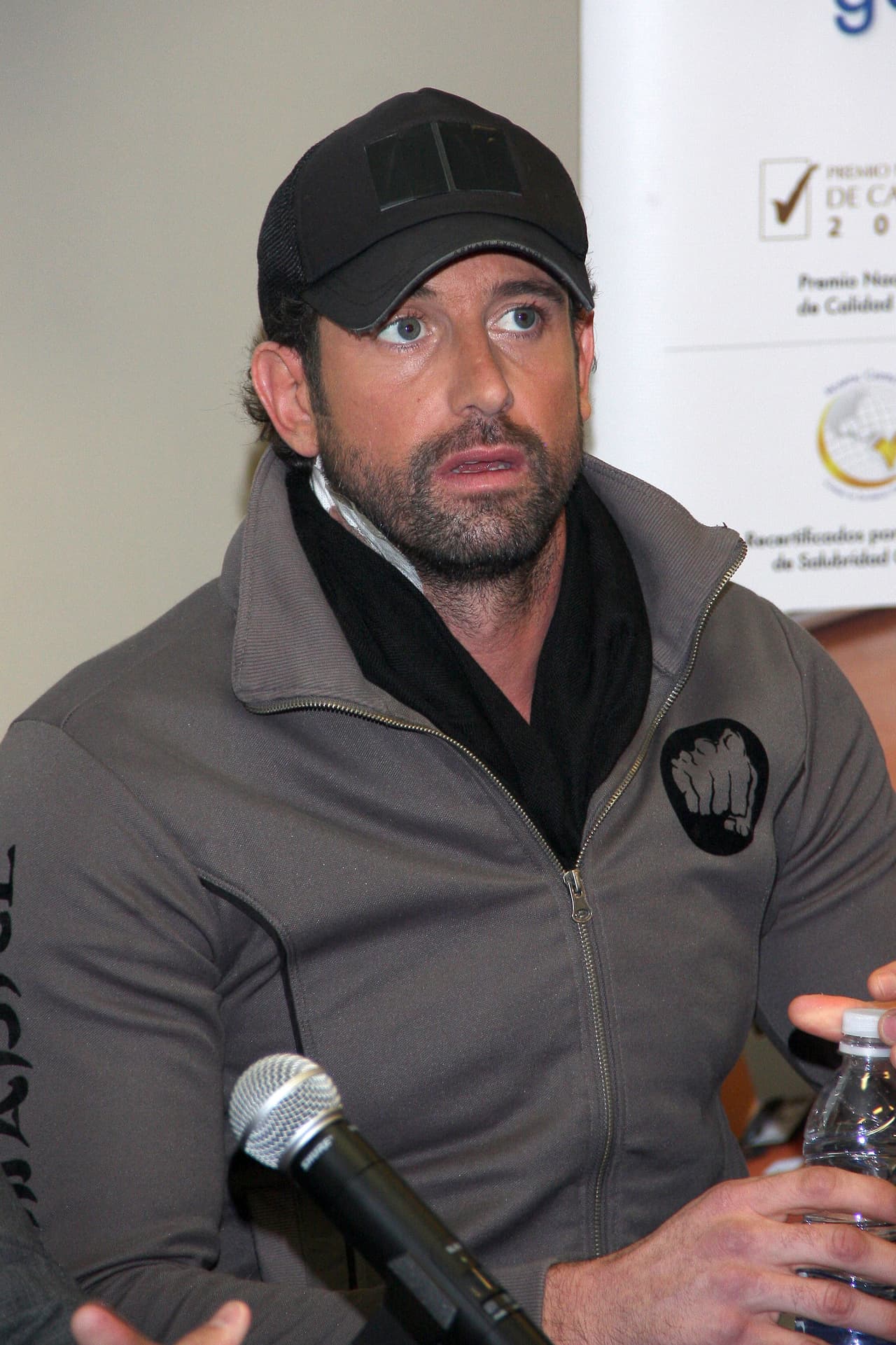 <b>2013 - Vivo, gracias a Geraldine</b>
<br>
<br>A principios del año, todas las señales apuntaban a que Gabriel Soto y Geraldine Bazán se habían reconciliado. Ninguno de los dos dijo nada, hasta el 1 de agosto. El actor tuvo que ser operado de emergencia de una úlcera y al salir del hospital dijo: "Gracias a mi mujer, Geraldine. Por su amor, paciencia y cuidados fue que pude salir. Y por haberme traído al hospital a tiempo. Sin ella y sin el amor de nuestra hija, Elisa, no la hubiera librado".