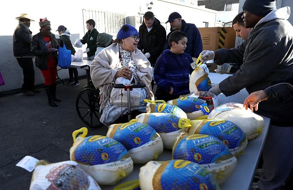 Regalan pavos y otras comidas para el ‘Thanksgiving’; mira dónde
