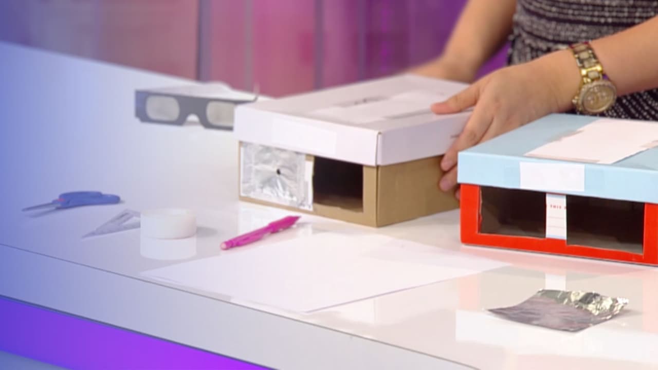 <b>Materiales necesarios:</b>
<br>- Una caja de zapatos o de cereal de tamaño mediano.
<br>- Tijeras.
<br>- Papel de aluminio.
<br>- Cinta adhesiva.
<br>- Lápiz o bolígrafo.
<br>- Hoja blanca.
<br>- Una regla.