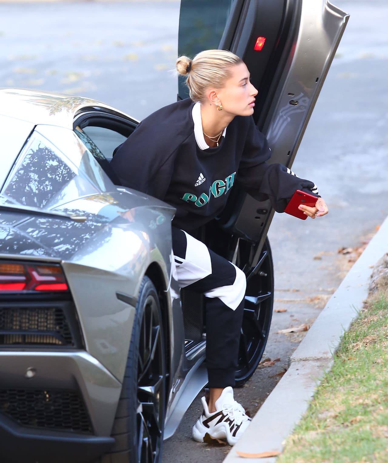 Y aunque los seguidores de ambos jóvenes claman por información sobre su próxima boda, la pareja no ha comentado nada de forma oficial.