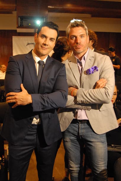 En la fiesta había galanes para todos los gustos. Aquí vemos a dos que derriten a cualquiera, David Zepeda y Ramiro Fumazoni.