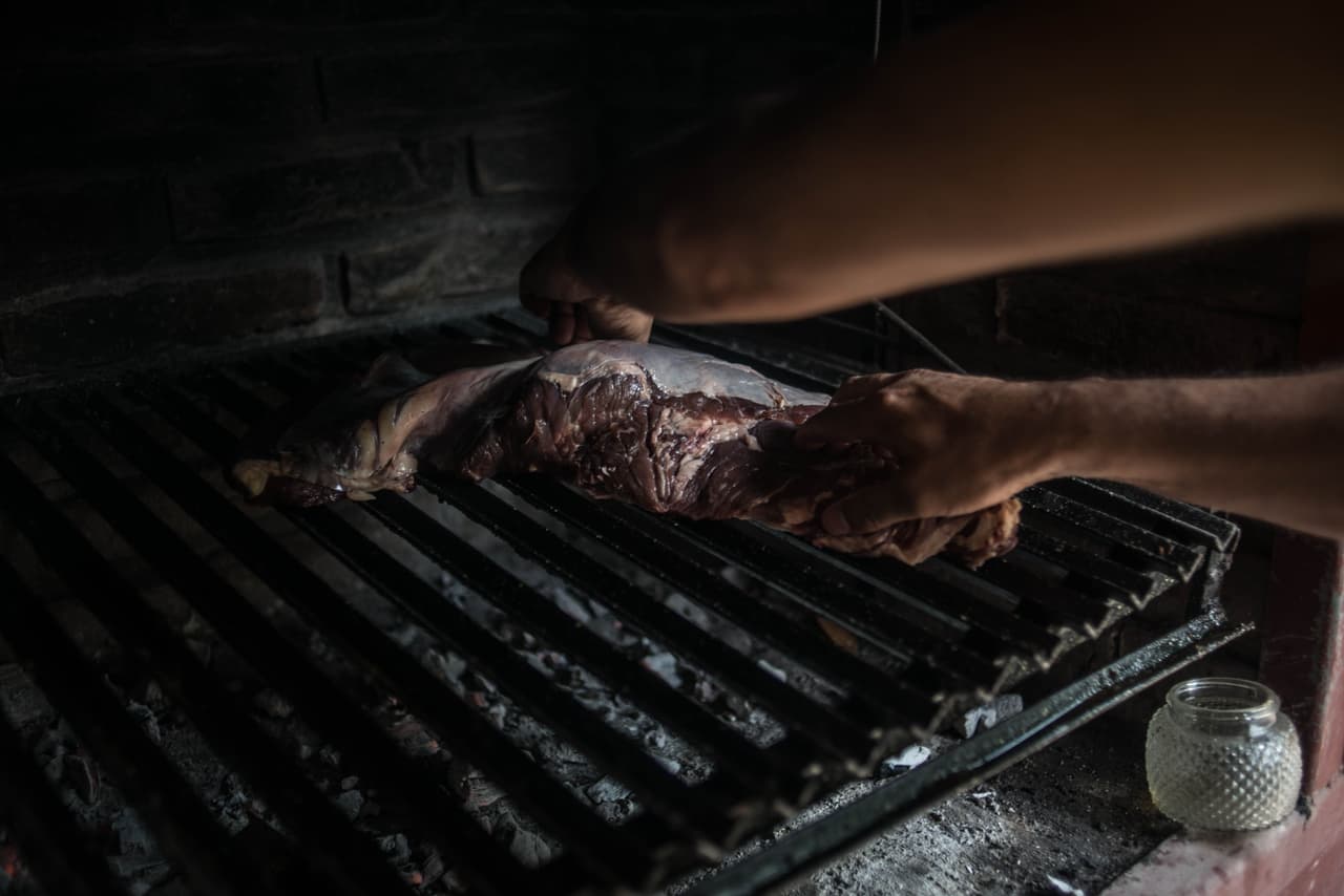 Aunque algunos le retiran la grasa que lo cubre, los argentinos dejan que se queme y quede crocante, para mayor deleite de los comensales.